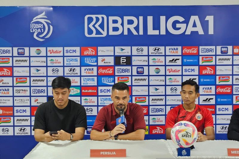 Pelatih Persija Jakarta Carlos Pena (tengah) menjawab pertanyaan pewarta pada jumpa pers di Stadion Patriot Candrabagha, Bekasi, Senin (3/2/2025).