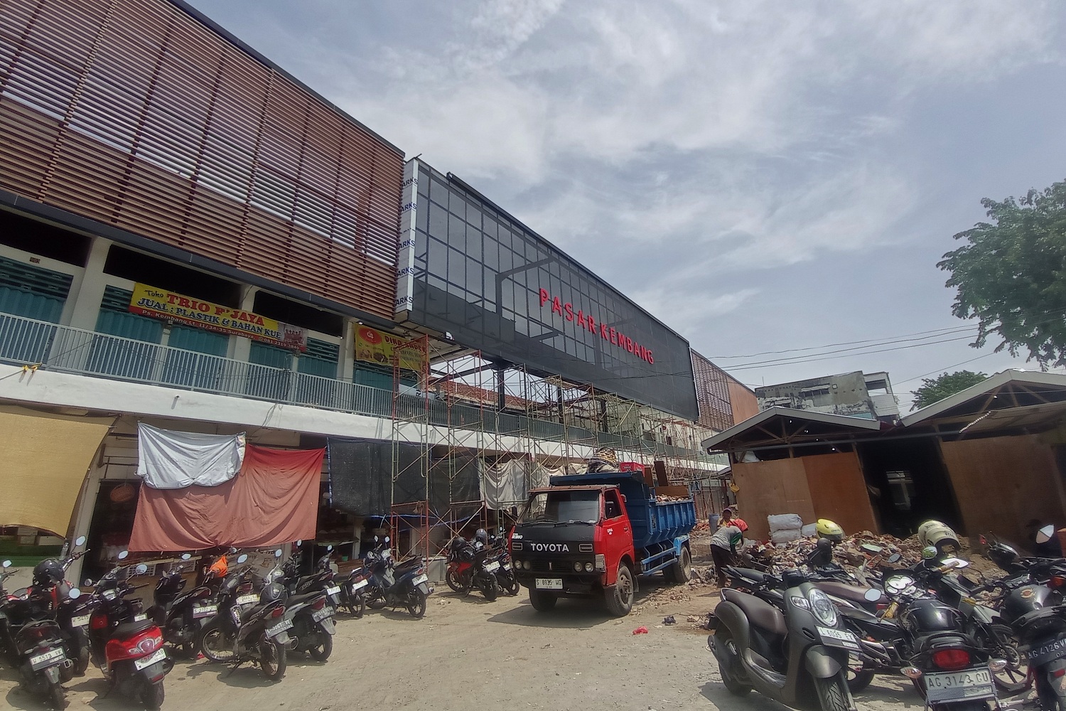 DIKEBUT: Suasana pengerjaan renovasi bangunan Pasar Kembang pasca kebakaran di Surabaya.&nbsp;