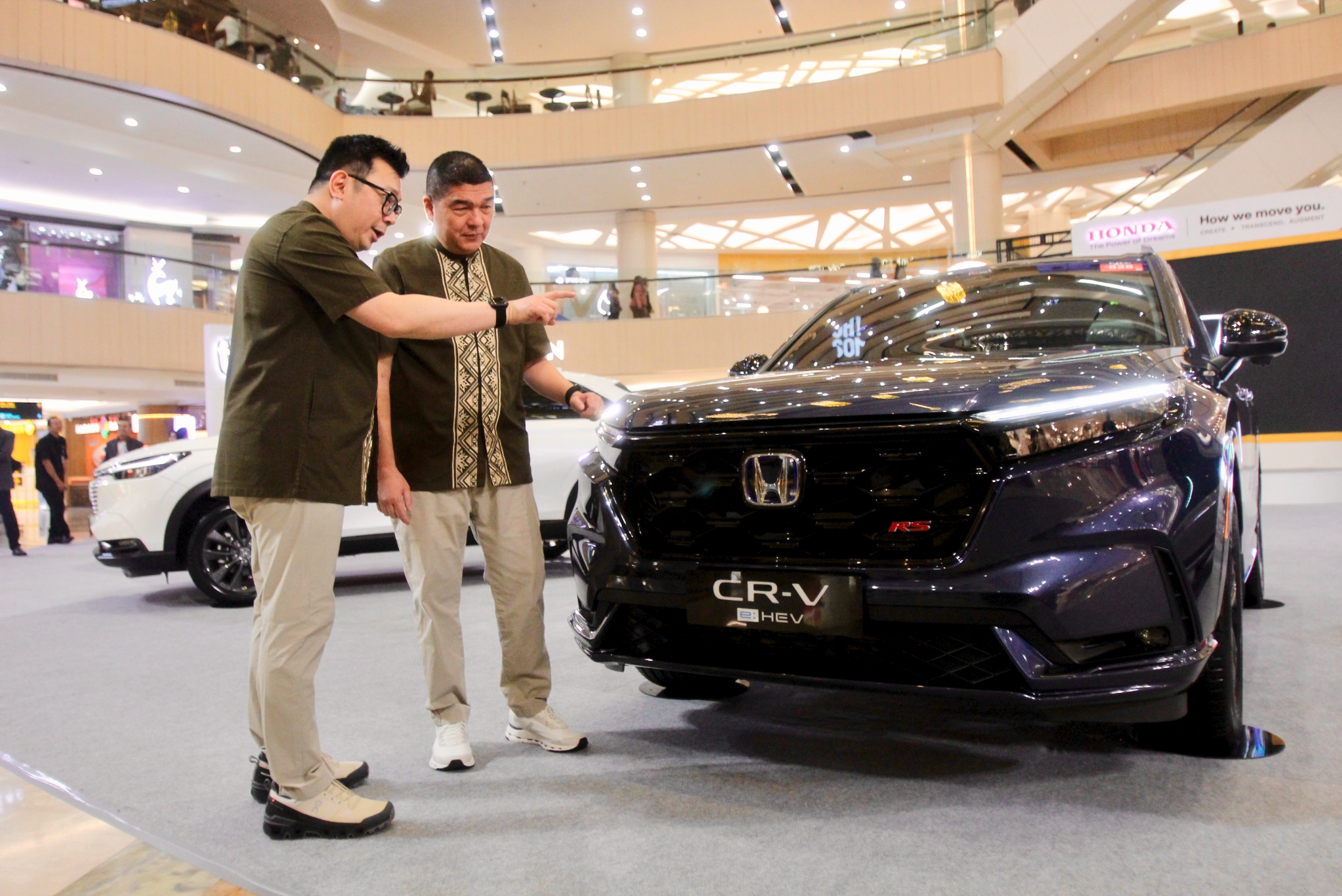 PENAWARAN MENARIK: Direktur HSC Wendy Miharja (kiri) bersama Presiden Direktur HSC Ang Hoey Tiong saat pameran di Atrium Tunjungan plaza 3 Surabaya.