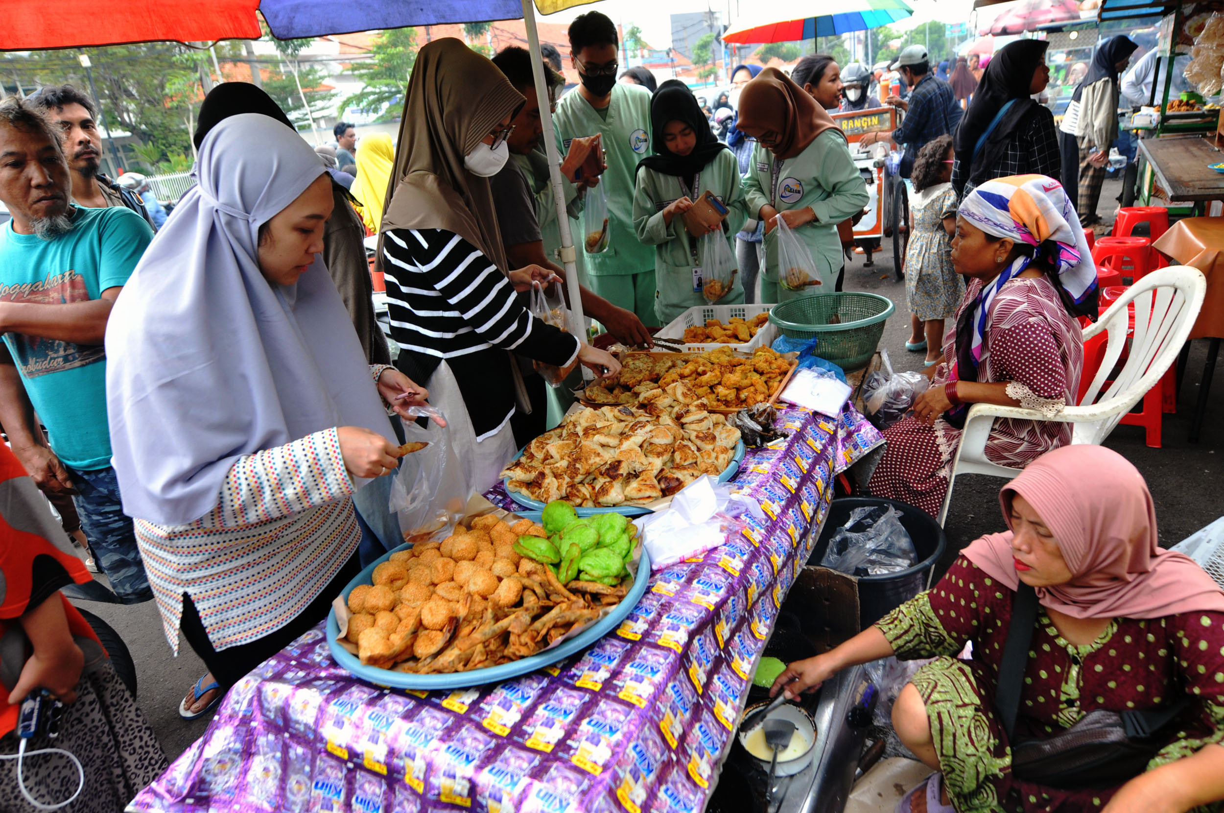 RAMAI: Suasana pasar takjil di kawasan Jalan Karang Menjangan, Surabaya, dipenuhi para pedagang musiman serta para warga yang berburu takjil untuk berbuka puasa.