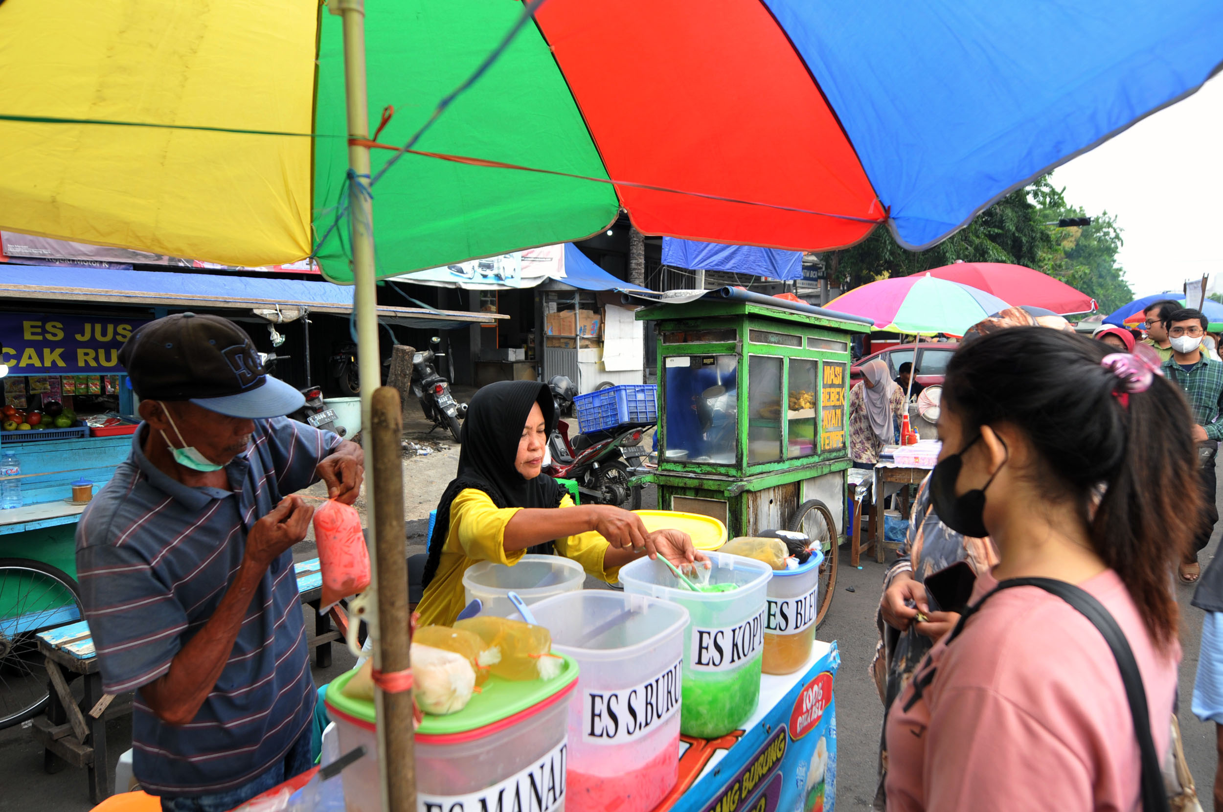 SEGAR: Tak hanya makanan, berbagai jenis minuman juga dijajakan penjual.