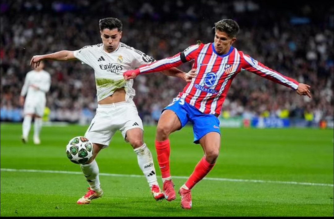 Brahim Diaz, kiri, berebut bola dengan pemain Atletico Madrid Reinildo Mandava selama pertandingan leg pertama babak 16 besar Liga Champions.AP Photo/Manu Fernandez