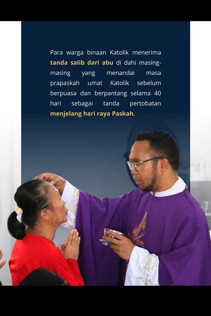 Romo Bonifasius Jagom SVD memberikan tanda abu di dahi seorang warga binaan di Rutan Surabaya saat Hari Rabu Abu. (IST)
