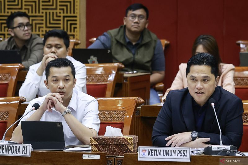 Ketum PSSI Erick Thohir (kanan) bersama Wakil Menteri Pemuda dan Olahraga Taufik Hidayat (kiri) menyampaikan paparan pada rapat kerja dengan Komisi X DPR di Kompleks Parlemen, Senayan, Jakarta.