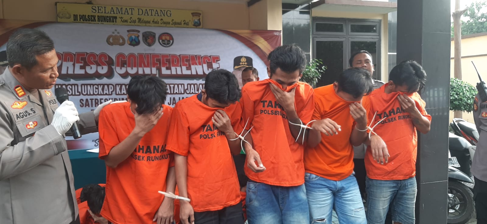 Kelima tersangka karyawan pencuri makanan beku diamankan di Mapolsek Rungkut, Surabaya. [IST]