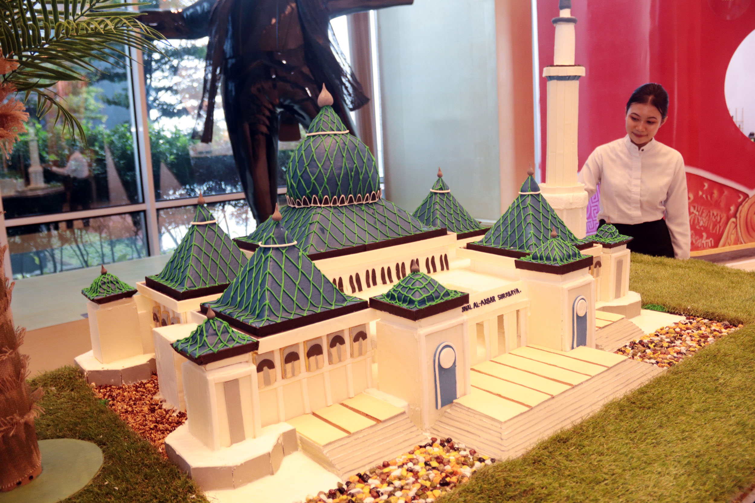 IKON SURABAYA: Seorang pengunjung mengamati miniatur masjid Nasional Al Akbar Surabaya yang terbuat dari cokelat, di lobi Hotel Ciputra Surabaya, Kamis (6/3).