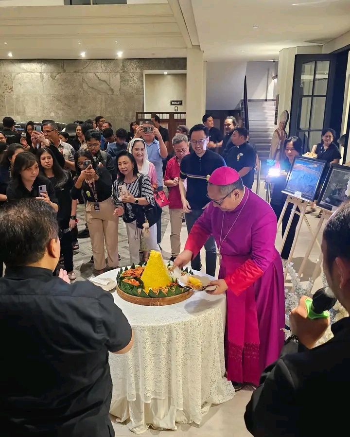 Uskup Surabaya Agustinus Tri Budi Utomo membuka pameran lukisan dan fotografi karyanya dengan potong tumpeng. (IST)