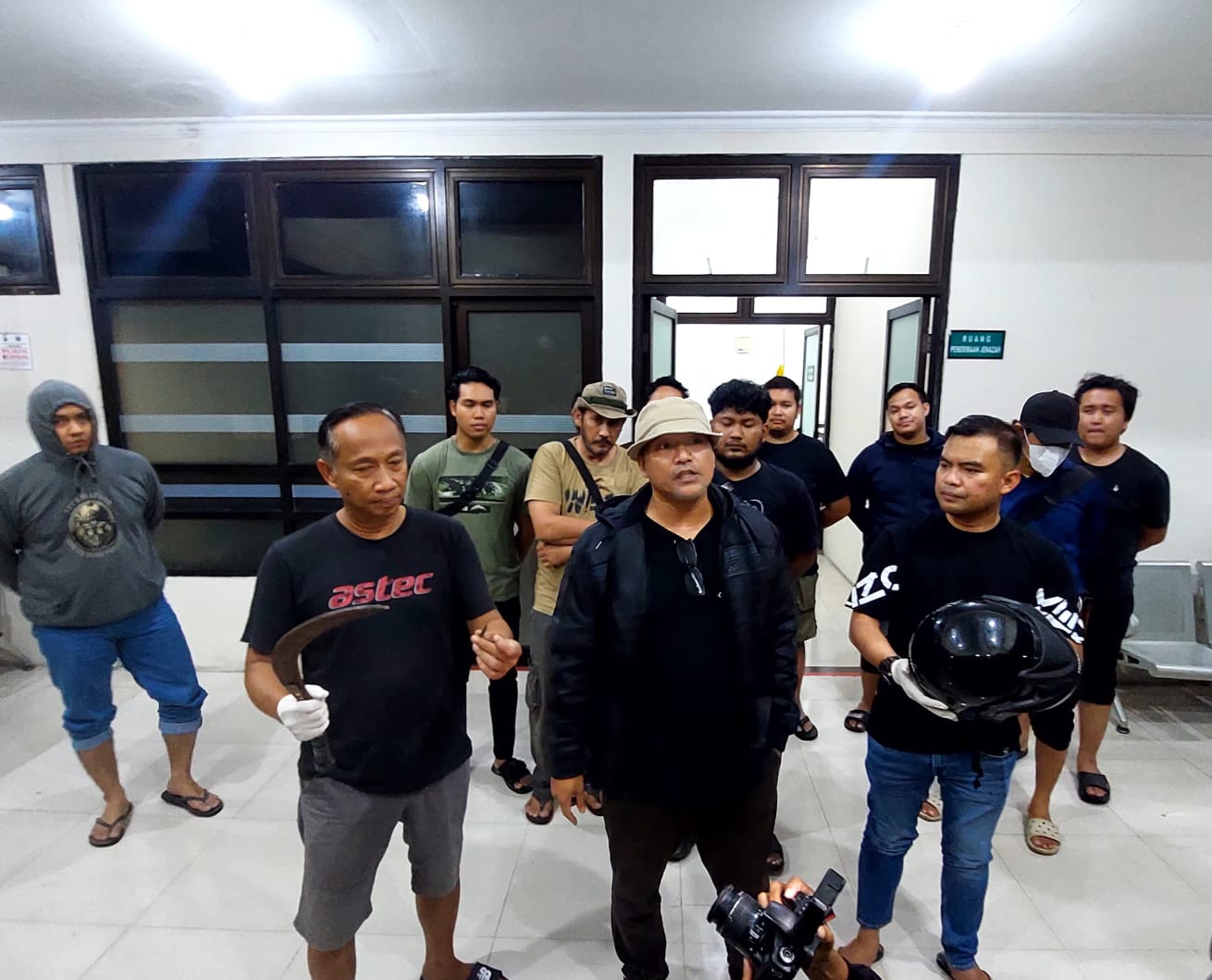 Petugas mengamankan barang bukti tersangka curanmor asal Bangkalan yang ditembak mati. (IST)