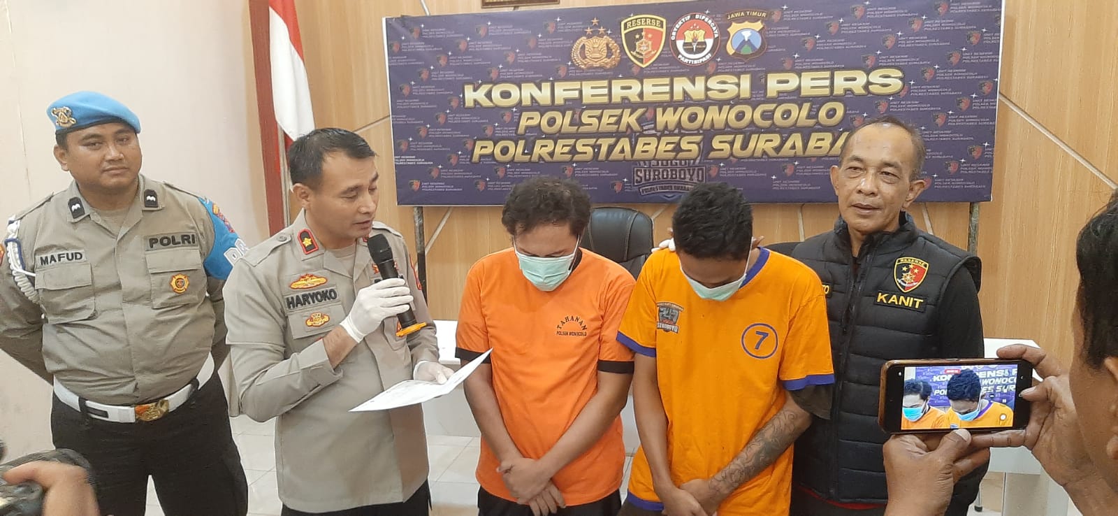 Dua tersangka diamankan di Mapolsek Wonocolo Surabaya. [Mahrus/Radar Surabaya]