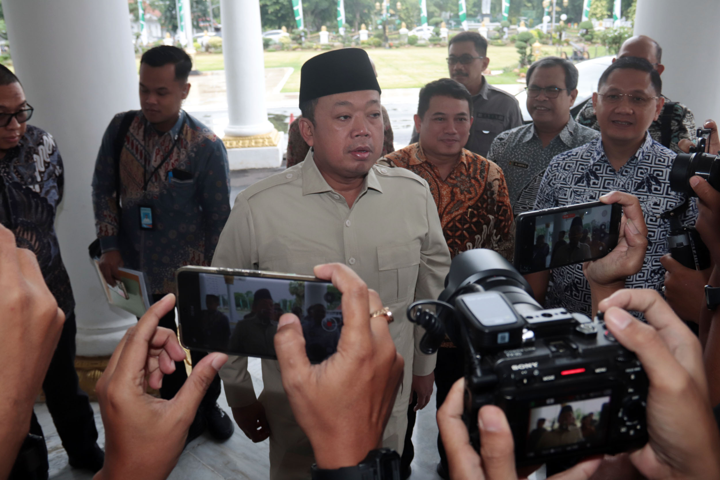 KUNJUNGAN KERJA: Menteri Agraria dan Tata Ruang, Nusron Wahid ketika tiba di Gedung Negara Grahadi, Surabaya, Minggu (9/3).