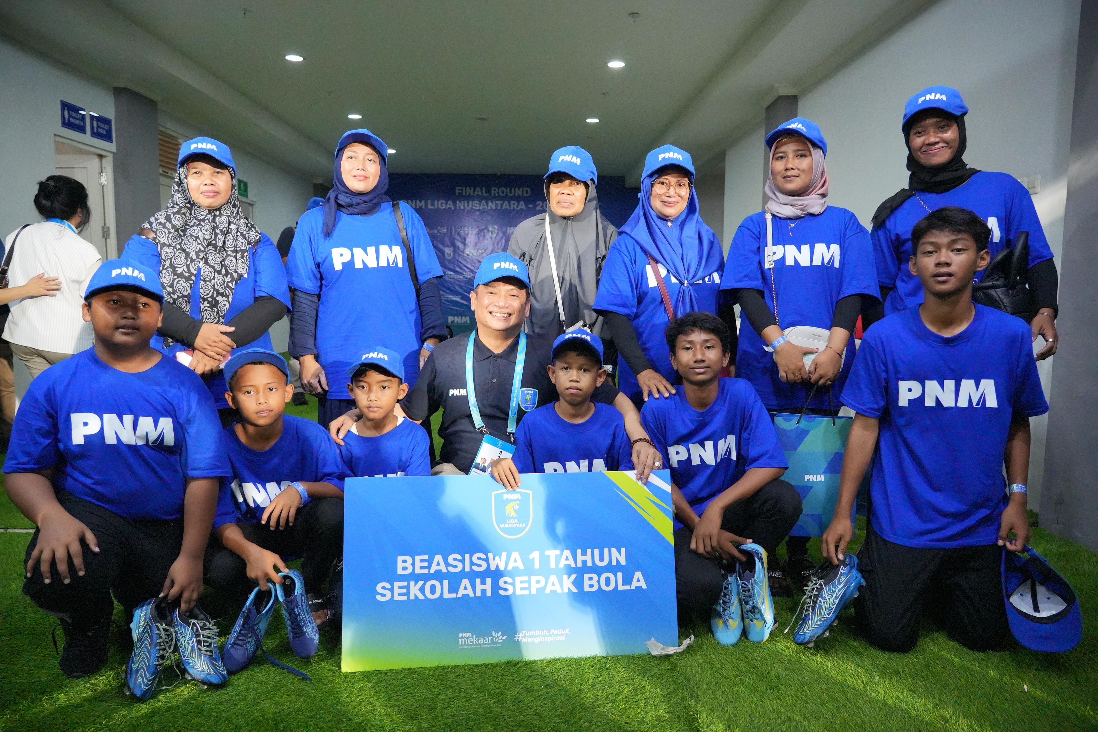 APRESIASI: PNM juga memberikan beasiswa sekolah sepak bola (SSB) kepada enam pemain muda berbakat.