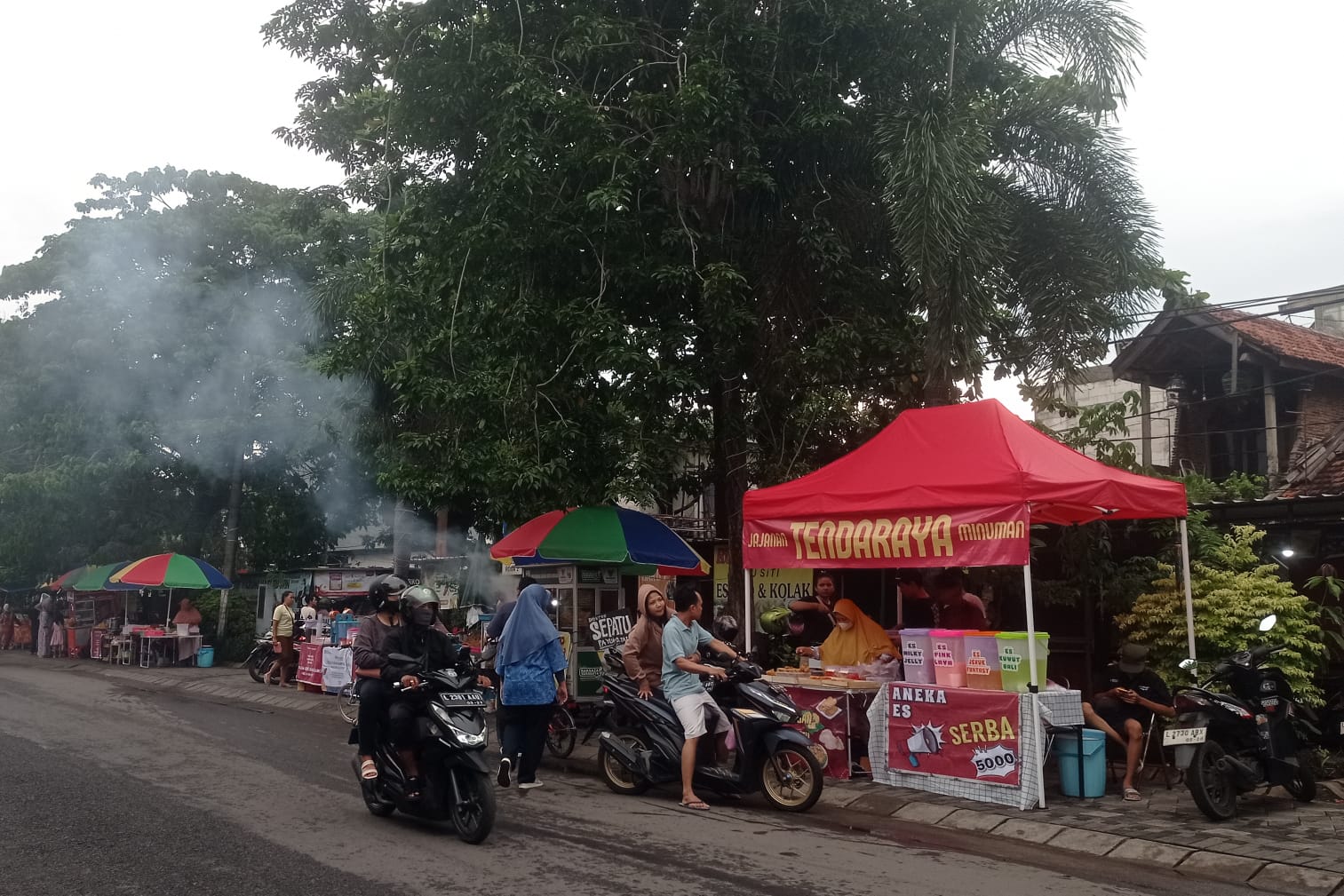 JADI JUJUKAN: Warga membeli aneka sajian untuk berbuka puasa di kawasan Kampung Kue, Rungkut, Surabaya.