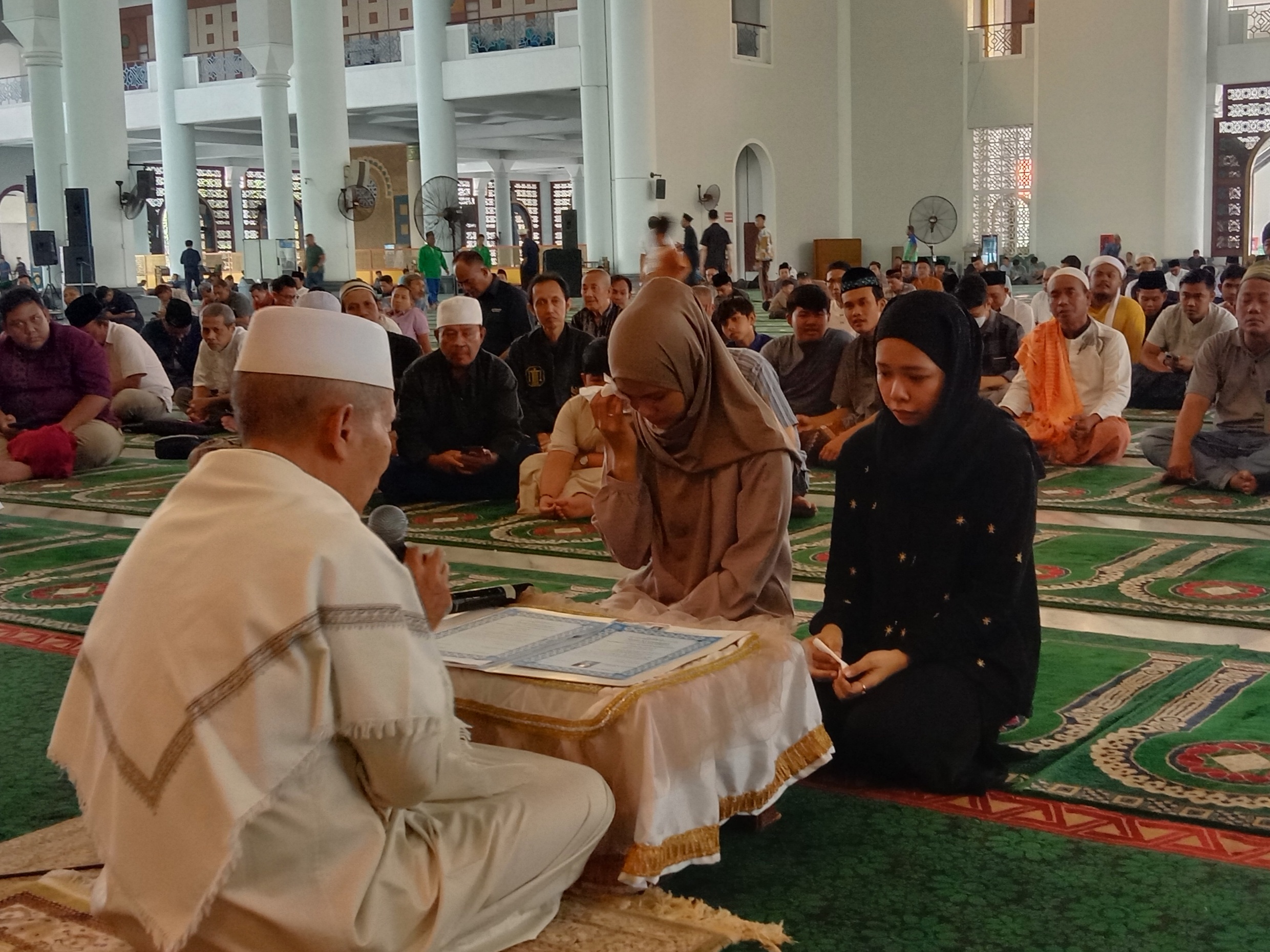 YAKIN: Kedua perempuan saat mengucapkan ikrar masuk Islam (mualaf) di Masjid Al Akbar Surabaya. Ikrar mualaf disaksikan ratusan orang.