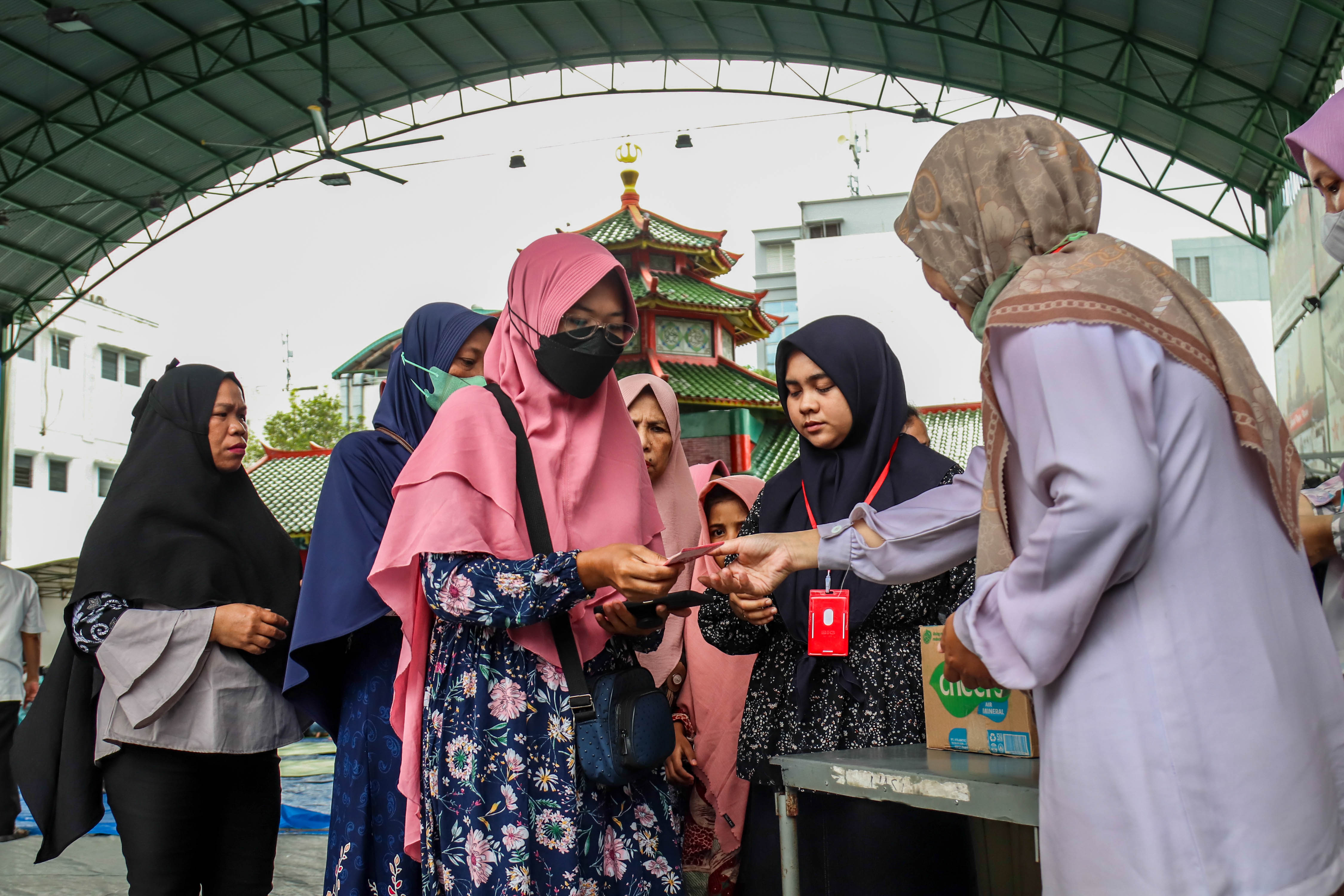 Warga antre untuk mendapatkan zakat maal di masjid Cheng Ho, Surabaya, Senin (10/3).