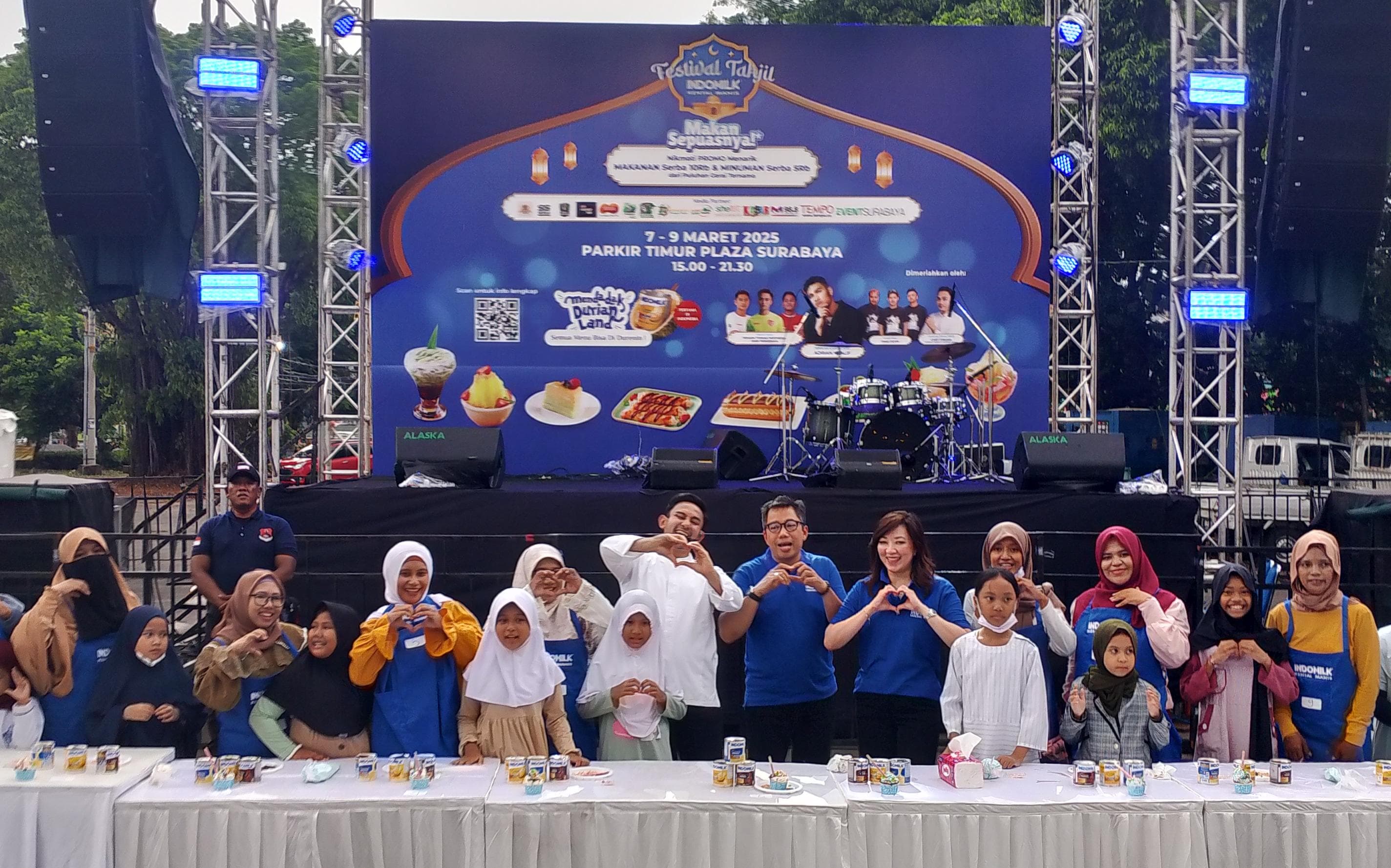 ENAK DAN KREATIF: Chef Firhan, Sr. Brand Manager Indomilk Kental Manis Lambok Napitupulu, General Manager Marketing Indomilk Kental Manis Anita Wibowo, bersama peserta Takjil Challenge.