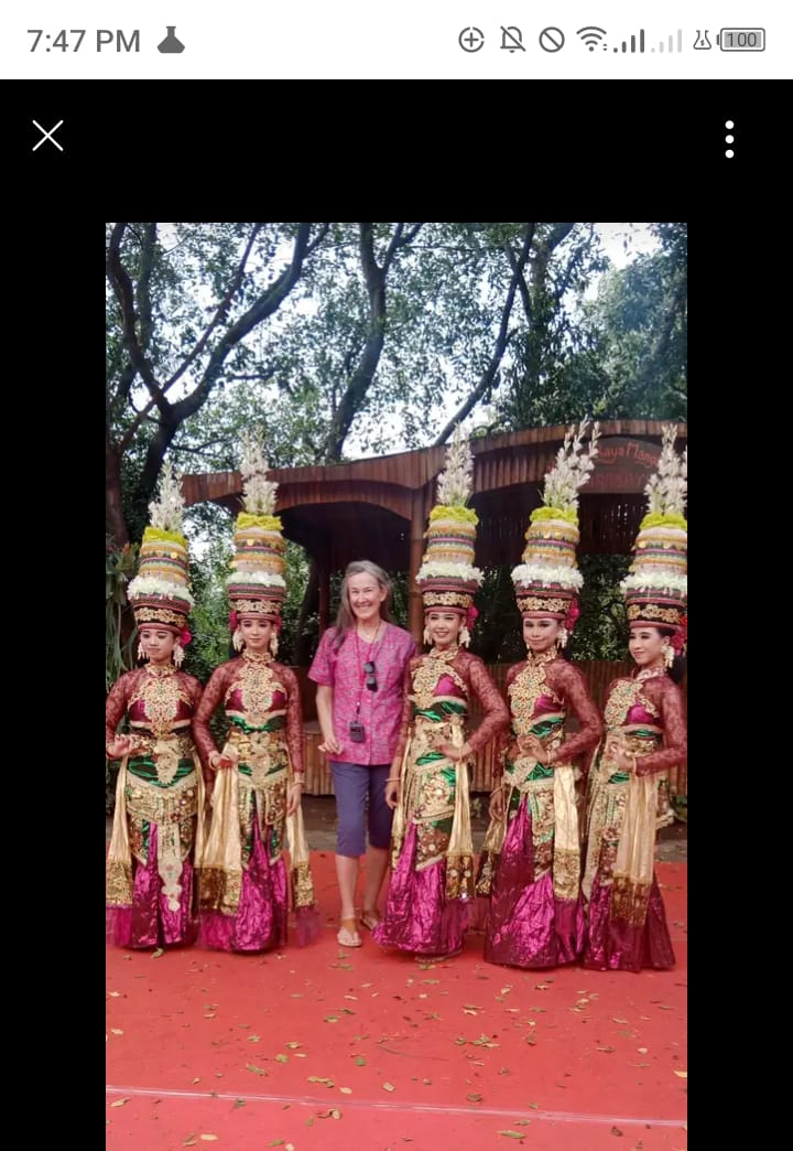 Lima penari dari Sanggar Tari Mulyo Joyo Enterprise berpose bersama turis asing di Kebun Raya Mangrove Gunung Anyar, Surabaya. (IST)