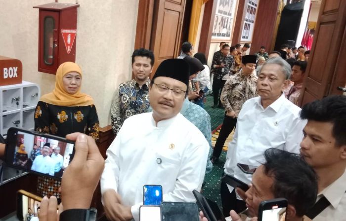 DOOSRTOP: Menteri Sosial Syaifullah Yusuf memberikan keterangan kepada wartawan di Gedung Negara Grahadi Surabaya, Minggu (9/3) malam.