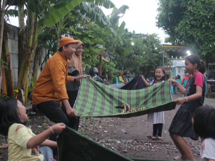 CERIA: Anak-anak di kawasan Kenjeran Surabaya tengah bermain sarung yang merupakan permainan tradisional, Minggu (9/3).