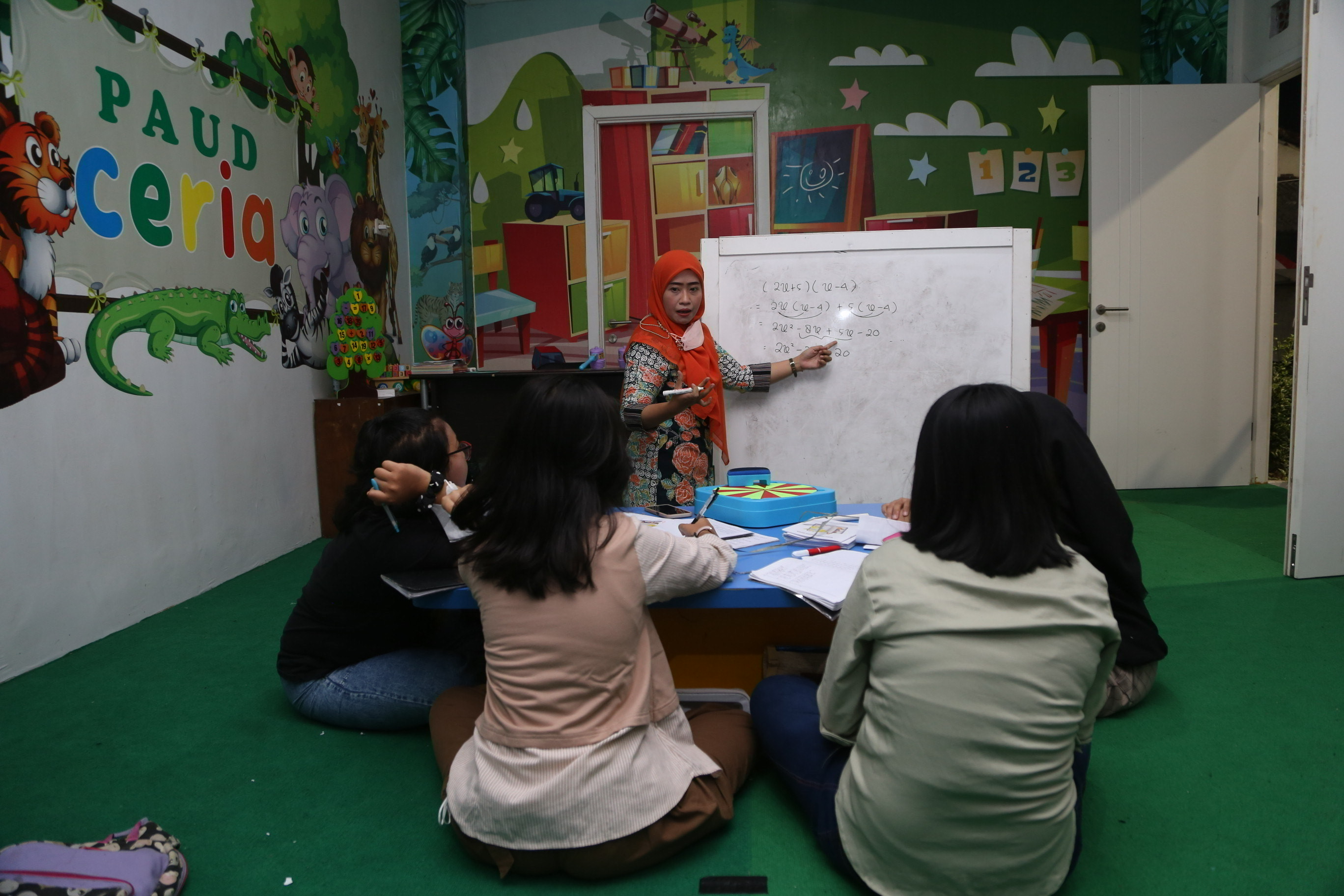 Balai RW di salah satu kawasan Surabaya yang dimanfaatkan untuk tempat belajar bersama.