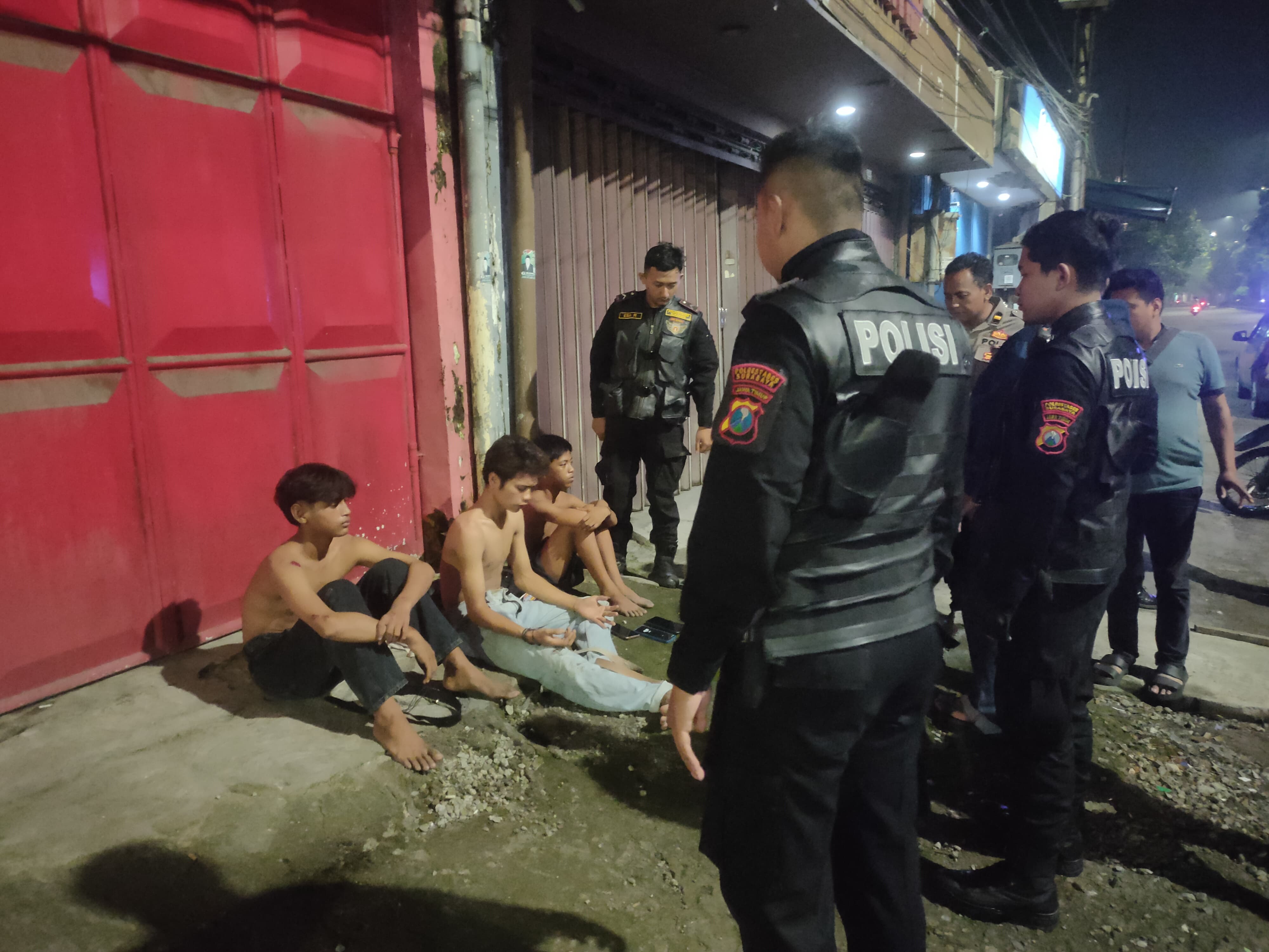 Ketiga remaja terlibat perang sarung diamankan polisi di Jalan Dukuh Kupang Surabaya. (IST)