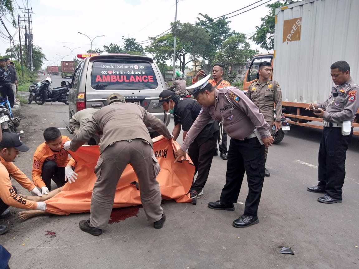 Petugas mengevakuasi mayat Cipto, 44, untuk dibawa ke RSUD dr Soetomo Surabaya. (IST)