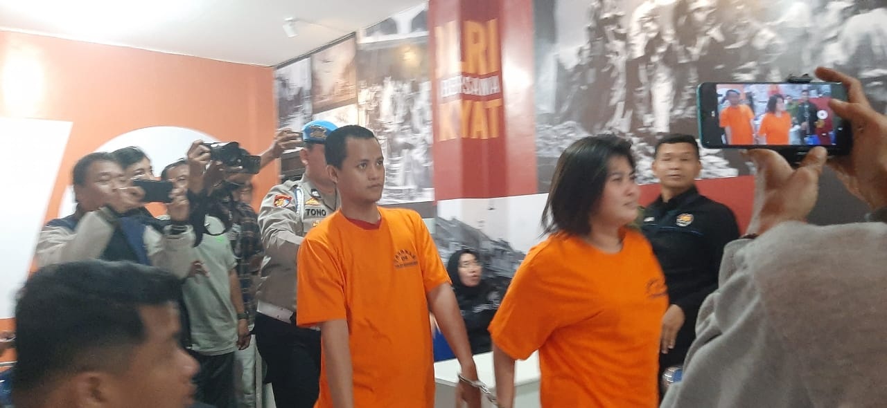 Ahmad Paisol dan Pungky Nora Wibisono ditahan gegara mencuri motor. (MAHRUS/RADAR SURABAYA)