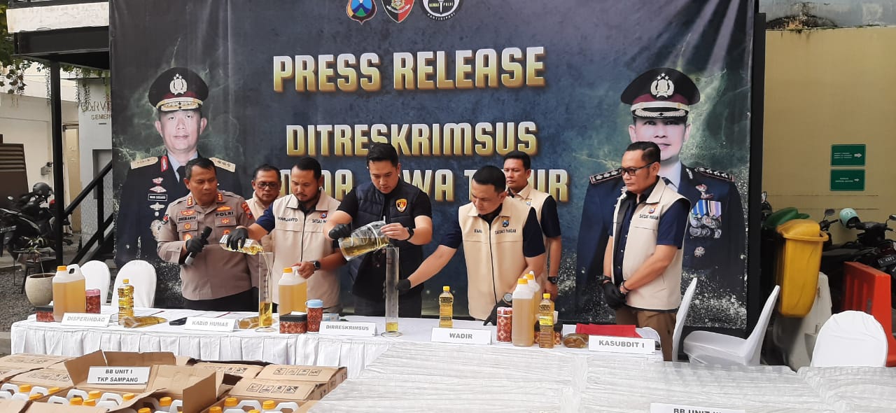 Satgas Pangan Polda Jatim merilis kasus pemalsuan Minyakita di Sampang dan Surabaya. (MAHRUS/RADAR SURABAYA)