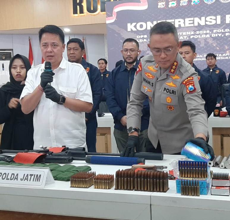 Dirreskrimum Polda Jatim Kombes Pol Farman menjelaskan kasus penyelundupan senjata ke Papua. (MAHRUS/RADAR SURABAYA)