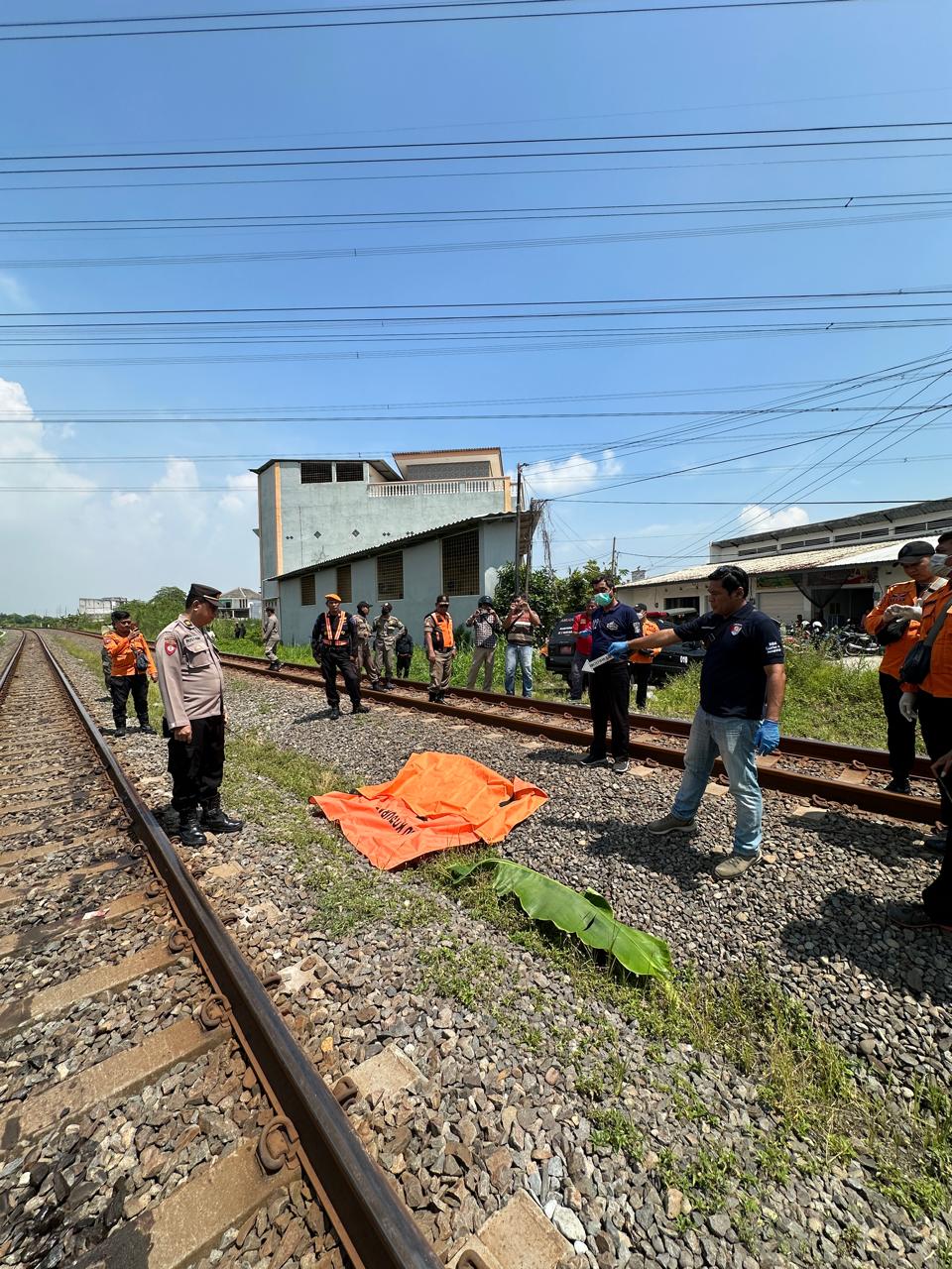 Korban kecelakaan kereta api di kawasan Benowo Surabaya. (IST)