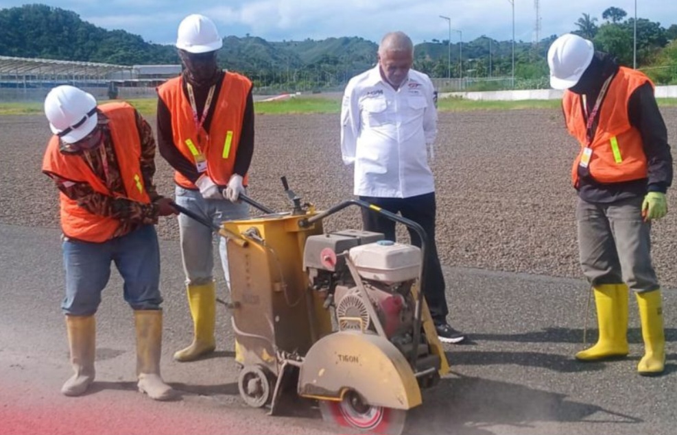 Perbaikan aspal Sirkuit Mandalika, Nusa Tenggara Barat (NTB) dalam rangka mendukung ajang balap mobil Internasional 2025 di Lombok Tengah.