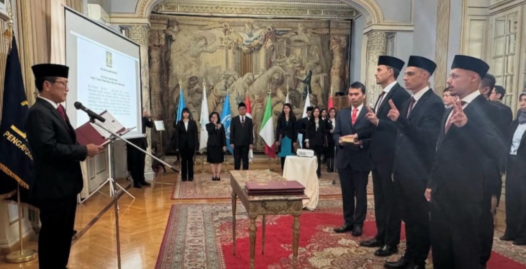 Tiga pemain saat mengambil sumpah WNI di Kedutaan Besar Republik Indonesia di Italia, Roma.