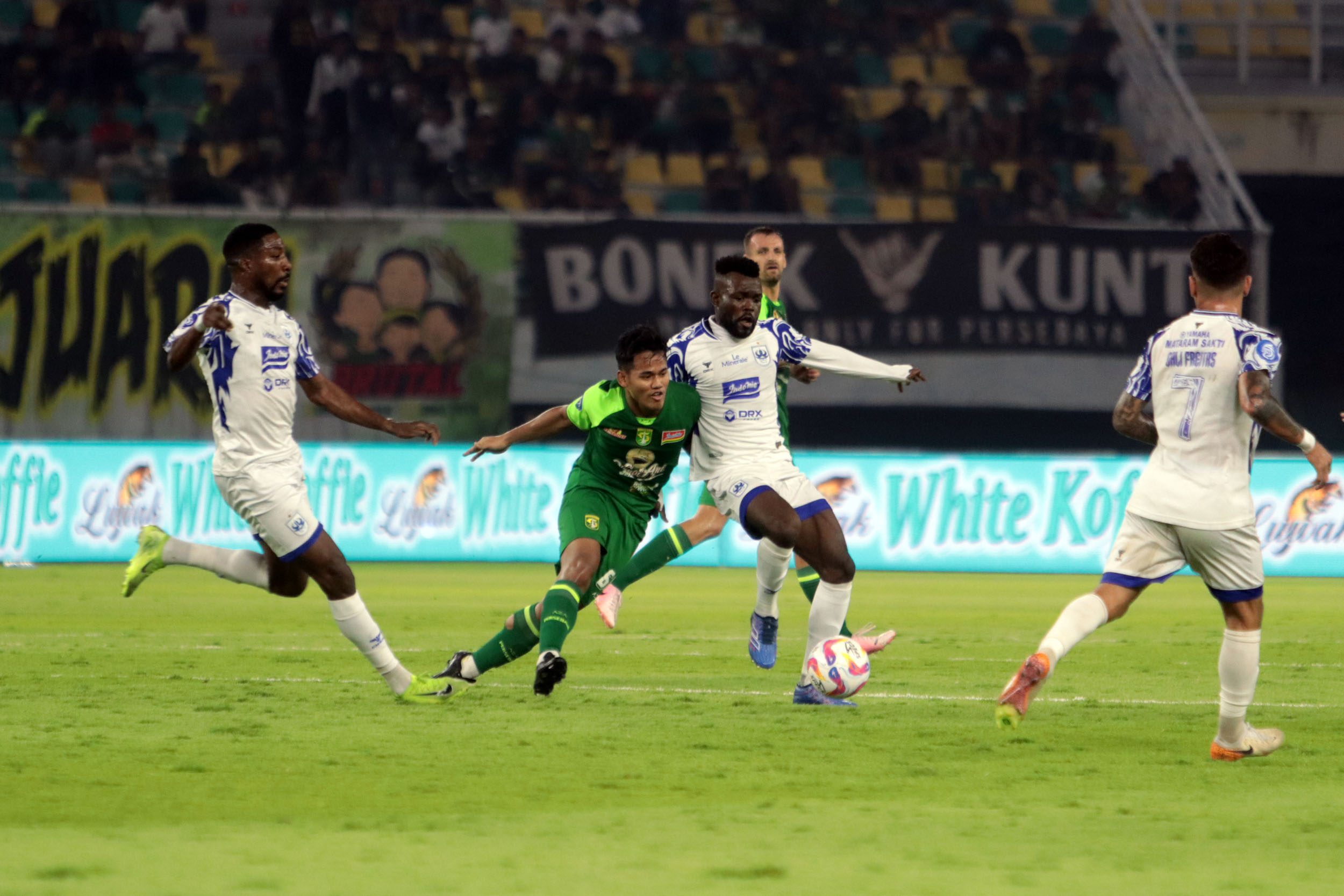 PSIS Semarang berhasil menahan imbang 1-1 Persebaya di Stadion Gelora Bung Tomo.