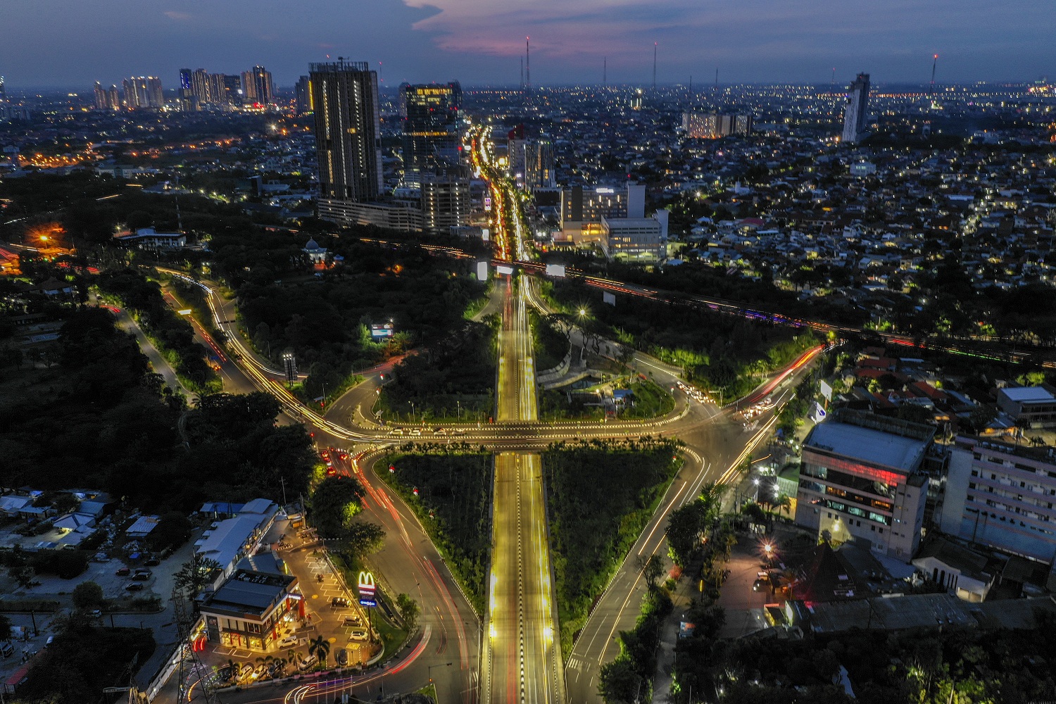 Kemudahan perizinan menjadi salah satu upaya DPMPTSP Surabaya untuk mencapai target investasi tahun ini.