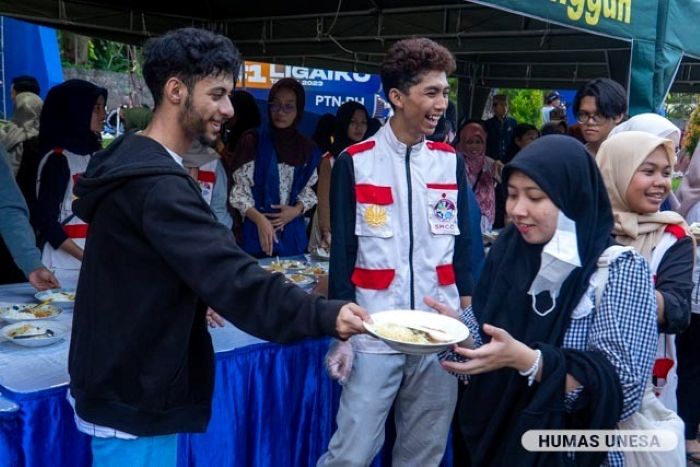 BAHAGIA BERSAMA: Salah satu mahasiswa dari Myanmar Lu Min Kan saat berbuka bersama dan membagikan takjil.