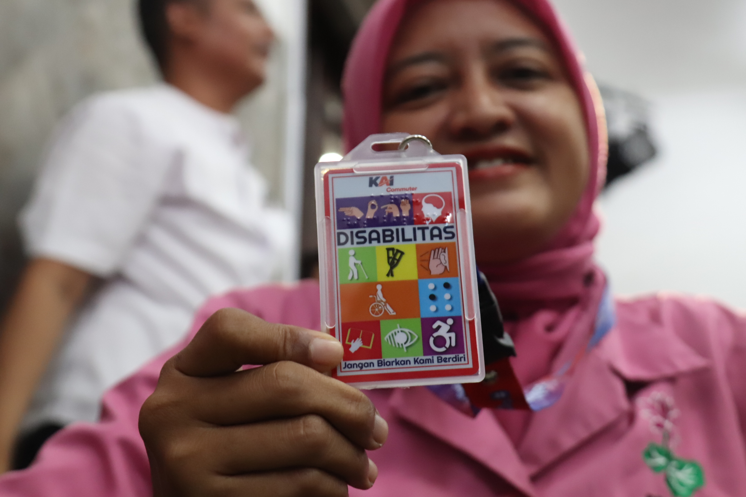 Kartu disabilitas ini berfungsi sebagai sarana mobilitas sekaligus identitas multifungsi bagi penyandang disabilitas.