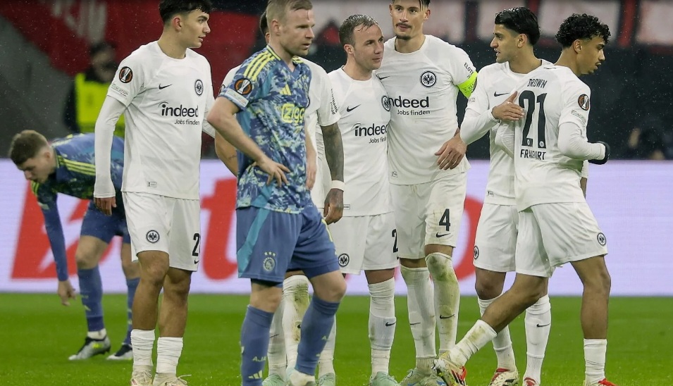 Pemain Eintracht Frankfurt selebrasi usai pastikan lolos ke babak perempat final Liga Europa.