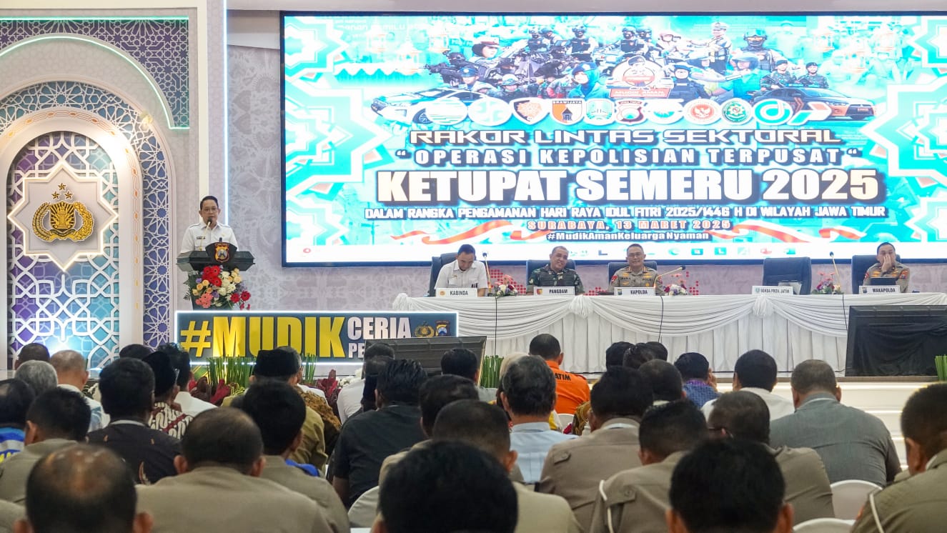 PERSIAPAN: Sekretaris Daerah Provinsi Jatim Adhy Karyono memaparkan kesiapan seluruh jajaran dari Pemprov Jatim untuk menghadapi Angkutan Lebaran 2025, di Gedung Mahameru Mapolda Jatim, Kamis (13/3).