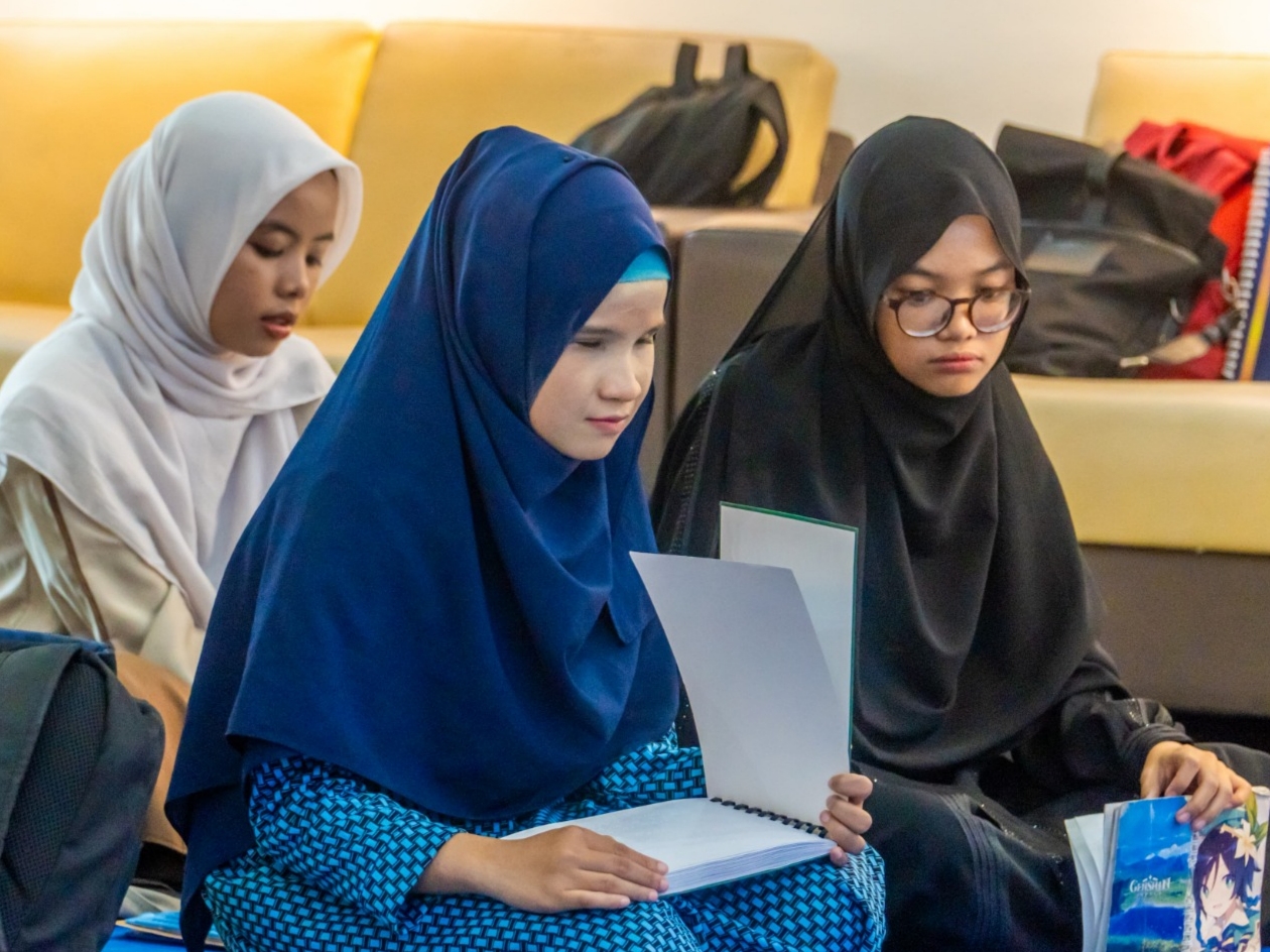 Anak-anak disabilitas saat mengaji menggunakan braille&nbsp;di Gedung Science Center Unesa, Kampus 2 Lidah Wetan, Surabaya.
