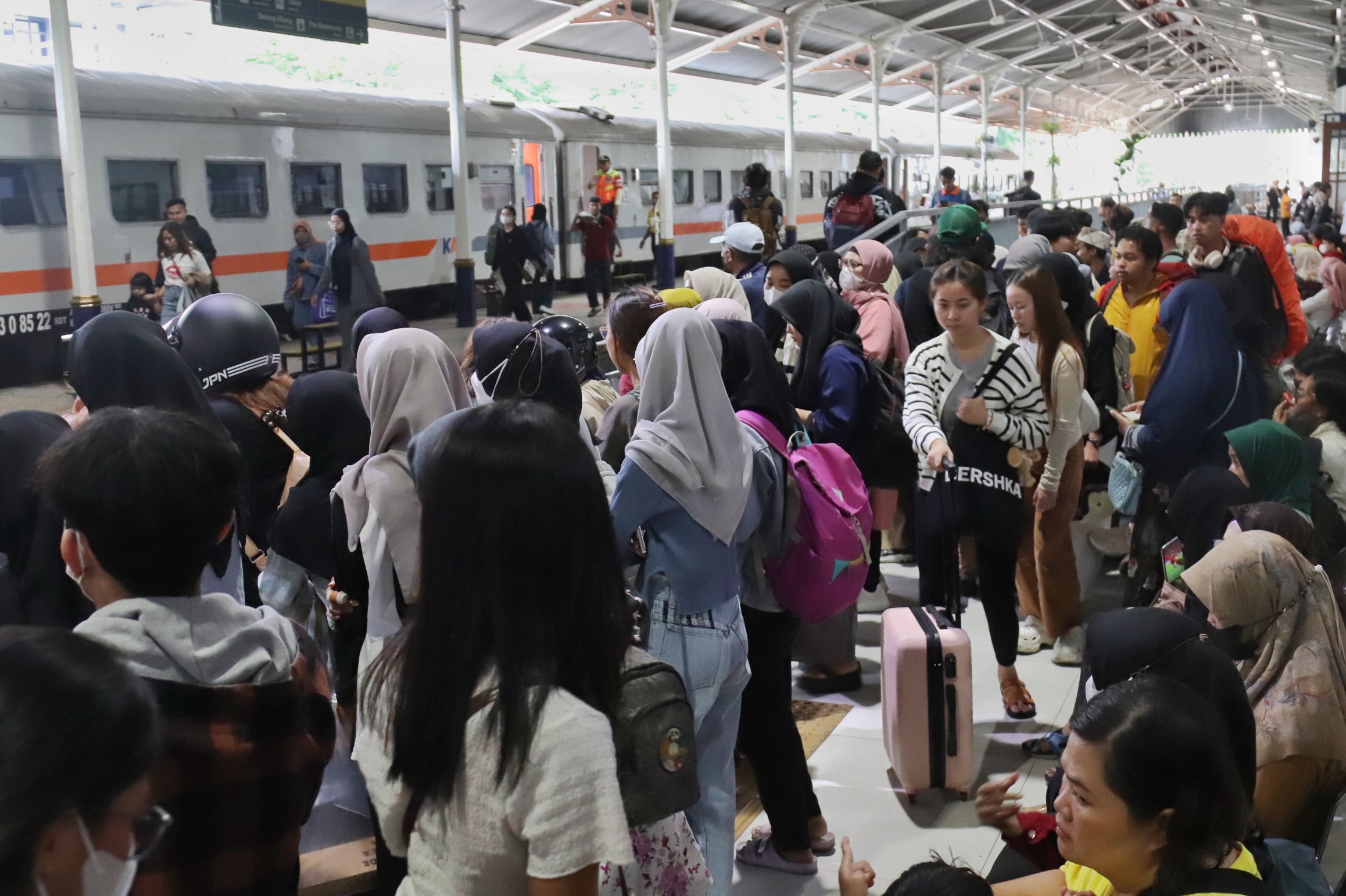 Sejumlah calon penumpang kereta api memadati area keberangkatan di Stasiun Gubeng, Surabaya.&nbsp;