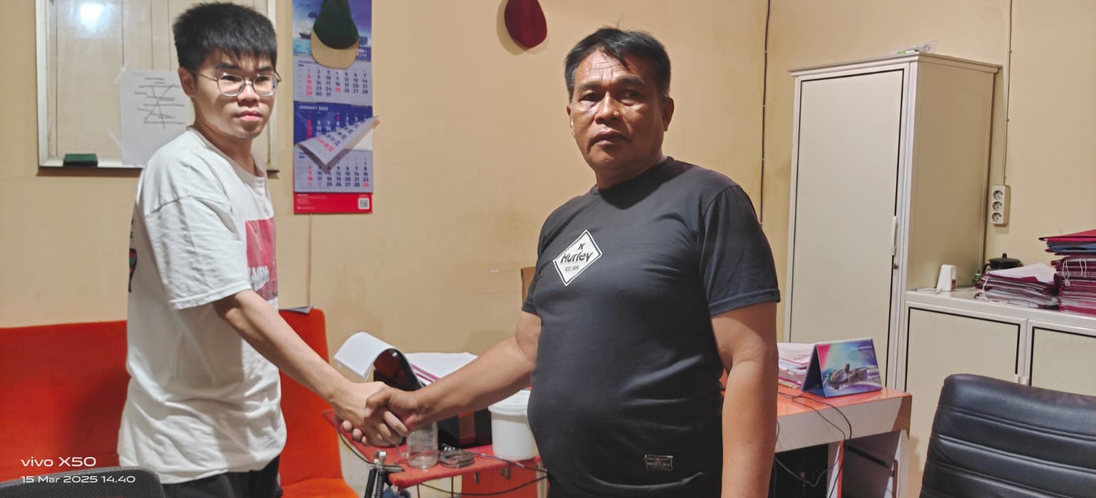Pemilik toko vape inisial W dan tukang parkir M salaman dan berdamai di Mapolsek Bubutan, Surabaya. (IST)