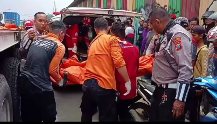 Tim petugas gabungan melakukan evakuasi pengendara sepeda motor di Kalianak Surabaya. (IST)