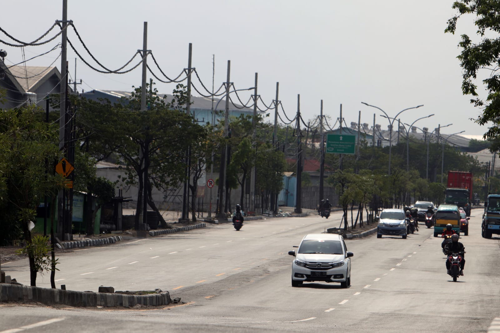 Beberapa kawasan di Jawa Timur masih mengalami kendala jalan berlubang dan rusak.