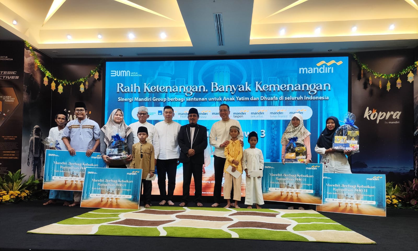 BERBAGI: Timothy Utama (kanan tengah) dan Prof. Dr. Ahmad Zahro, MA,  Sunarto Xie dan Hendra Wahyudi saat penyerahan santunan pada anak-anak yatim dan dhuafa serta yayasan, Jumat (14/3).
