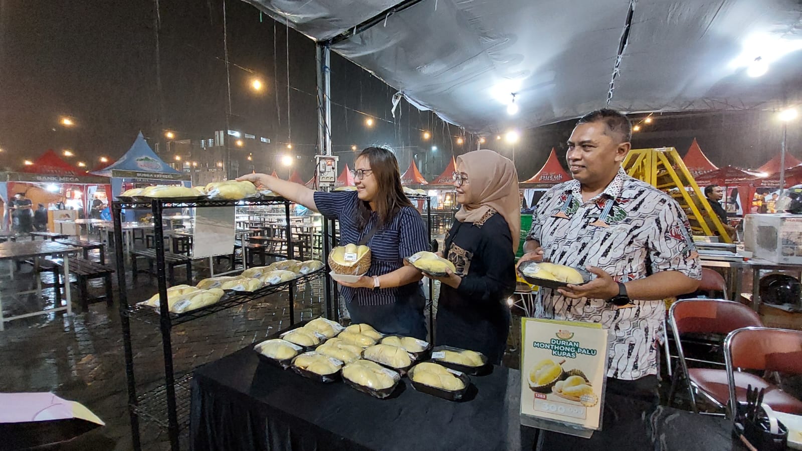 FESTIVAL RAMADAN: Maria Nancy Rosalina (kiri) bersama Yongky Kuspriyanto Wibowo saat meninjau salah satu stand tenant Festival Kuliner Ramadhan