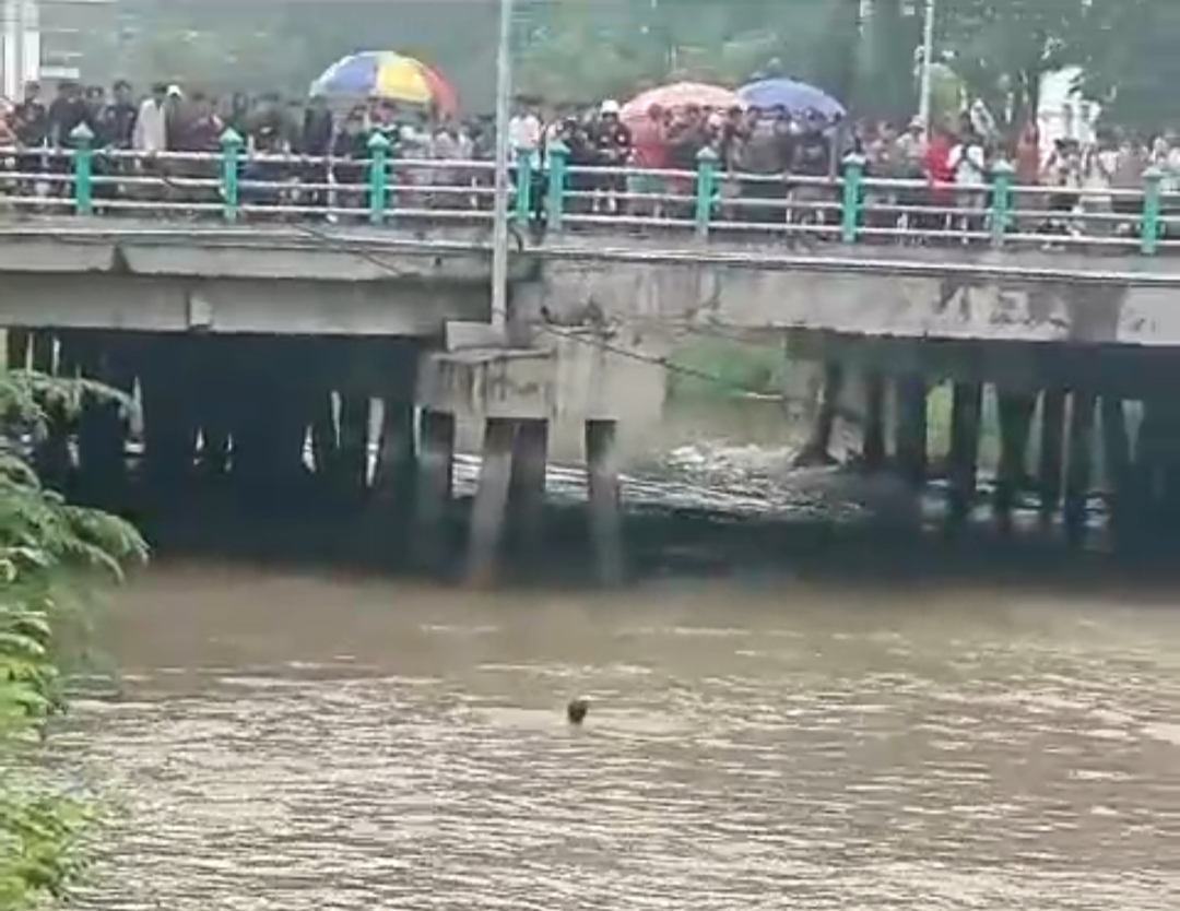 Warga menyaksikan pencopet yang menceburkan diri ke sungai di Surabaya. (MAHRUS/RADAR SURABAYA)