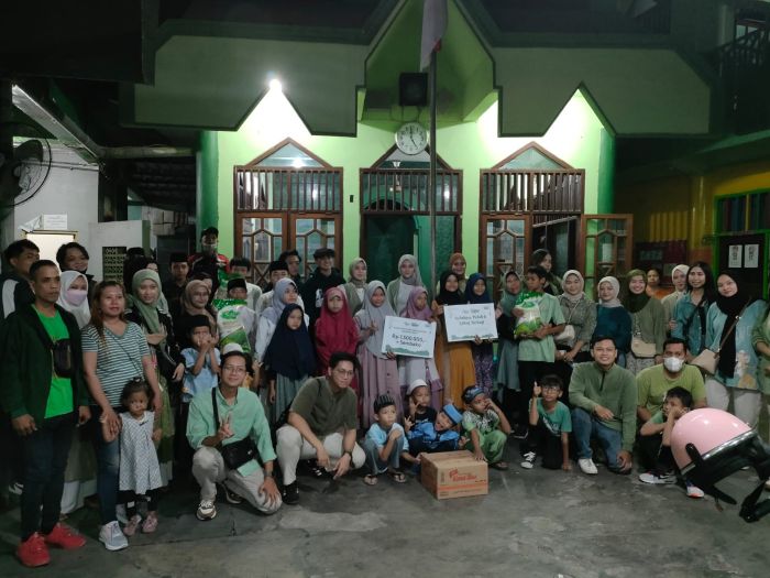 BAHAGIA: Tim Yamaha bersama influencer dan konsumen Yamaha Grand Filano-Hybrid Connected foto bersama anak-anak panti asuhan Adinda Sidosermo.