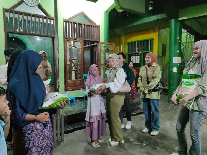BERBAGI: Perwakilan influencer menyerahkan bantuan sembako kepada perwakilan anak panti asuhan Adinda, Sabtu (15/3).