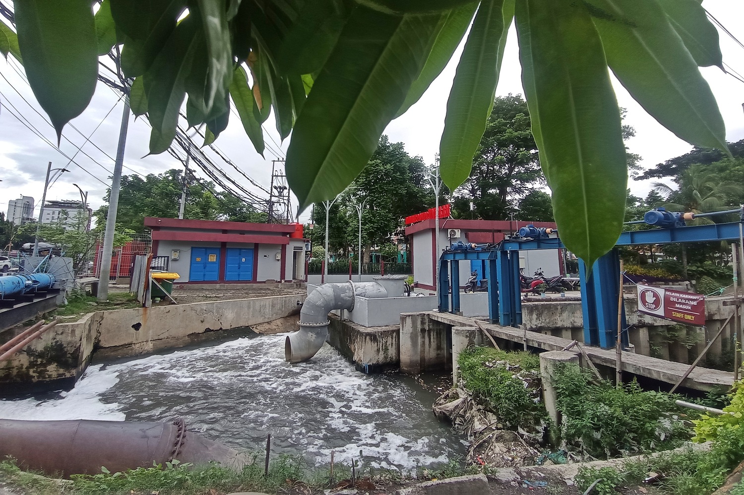 Rumah pompa yang tersebar di berbagai wilayah di Surabaya belum mampu mengatasi masalah banjir di beberapa kawasan.&nbsp;