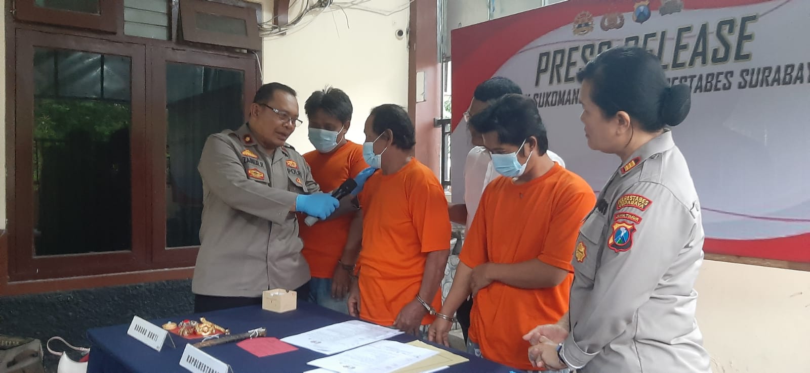 DIINTEROGASI : Polisi saat menanyai tersangka S di Mapolsek Sukomanunggal Surabaya. (Mahrus/Radar Surabaya)