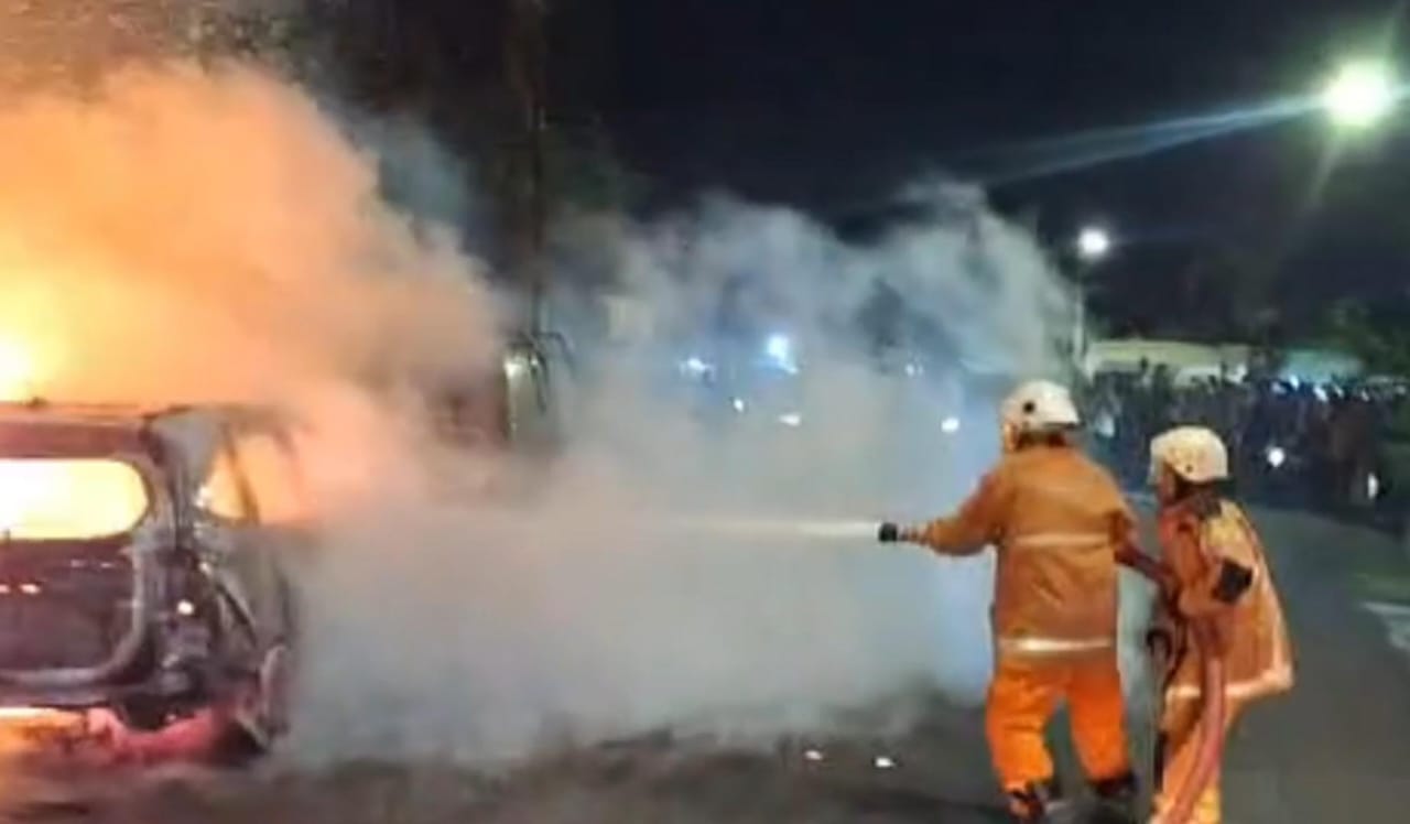 Mobil terbakar di Pucang Sewu Surabaya. (IST)